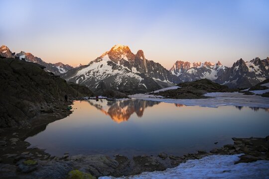 Evening atmosphere with alpenglow, water reflection in Lac Blanc, mountain peaks, Aiguille Verte, Grandes Jorasses, Aiguille du Moine, Mont Blanc, Mont Blanc massif, Chamonix-Mont-Blanc, Haute-Savoie, France