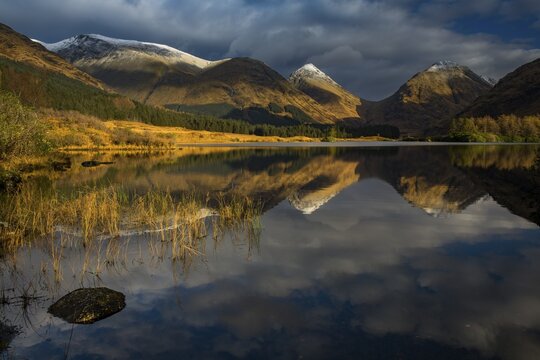 Loch Urr with reflection of Stob Coire and Stob Dubh, Glen Coe, Rannoch Moor, west Highlands, Scotland, Great Britain