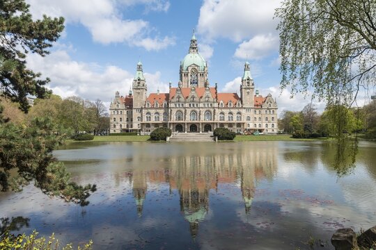 Pond in the Maschpark, New Town Hall with water reflection, Neues Rathaus, Hanover, Lower Saxony, Germany