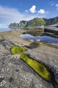 Tidal pool, rocky coast of Tungeneset, rocky peak Devil's Teeth, devil's teeth, Okshornan, Steinfjorden, Senja Island, Troms, Norway