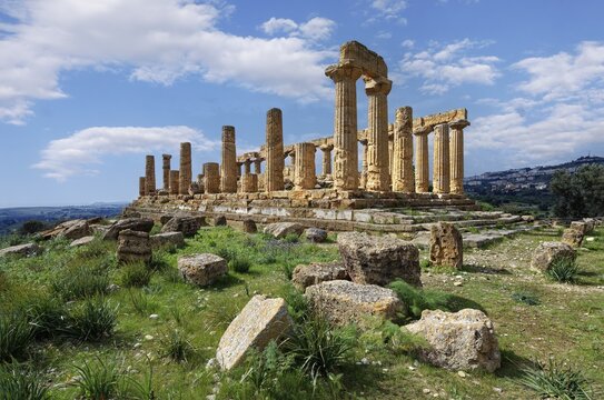 Doric Temple, Temple of Juno, also Temple of Hera Lacinia, 460 and 450 BC, originally had a peristasis or ring of 6 &times; 13 columns, four-tiered substructure, Valley of the Temples (Valle dei Templi) Unesco World Heritage Site near Agrigento, Sicily, Mediterranean Sea