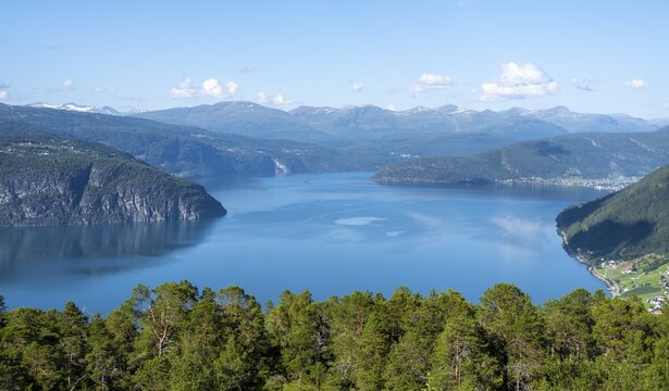 Skj&oslash;rbakkane or Bakkane viewpoint, view over Innvikfjorden fjord, north