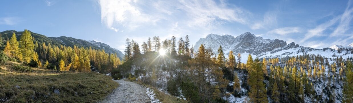 Snow-covered Lamsenspitze, Schafkarspitze and Mitterspitze, yellow larches in autumn, hike to Hahnenkamplspitze, Eng, Karwendel, Tyrol, Austria