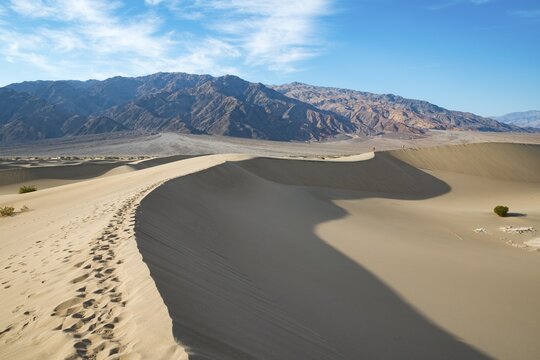 Mesquite Flat Sand Dunes, Amargosa Mountain Range foothills, Death Valley National Park, California, USA