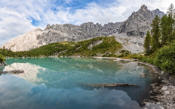 Turquoise-green Sorapis Lake, Lago di Sorapis and mountain top Dito di Dio, Dolomites, Belluno, Italy