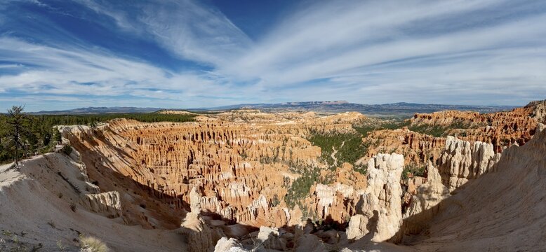Bizarre rocky landscape with hoodoos, reddish sandstone formations, Bryce Point, Bryce Canyon National Park, Utah, USA
