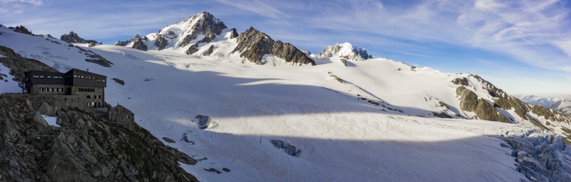 Refuge Refuge Albert 1er, Glacier du Tour, glaciers and mountain peaks, high alpine landscape, summit of Aiguille de Chardonnet, Chamonix, Haute-Savoie, France
