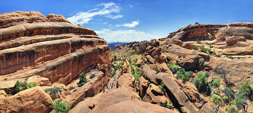 Panorama in Devil's Garden, with rock formations formed by the erosion of red Navajo sandstone, Arches-Nationalpark, near Moab, Utah, United States