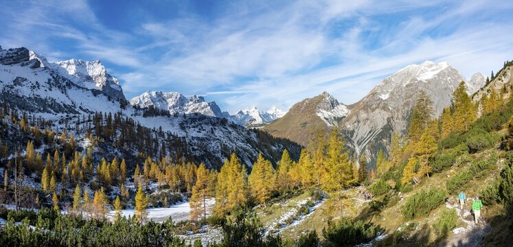 Snow-covered mountain peaks, Spitzkarspitze, Dreizinkenspitze, Laliderspitze and Gamsjoch, yellow larches in autumn, hike to Hahnenkamplspitze, Engtal, Karwendel, Tyrol, Austria