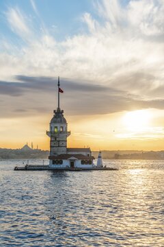 Kız Kulesi, Maiden's Tower or Leander's Tower at sunset, island in Bosporus, &Uuml;sk&uuml;dar, Istanbul Turkey