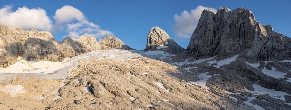 Alpine landscape, Great Gosau Glacier, mountains from left to right Torstein, Mitterspitz, Hoher and Niederer Dachstein, Hohes Kreuz, Salzkammergut, Upper Austria, Austria