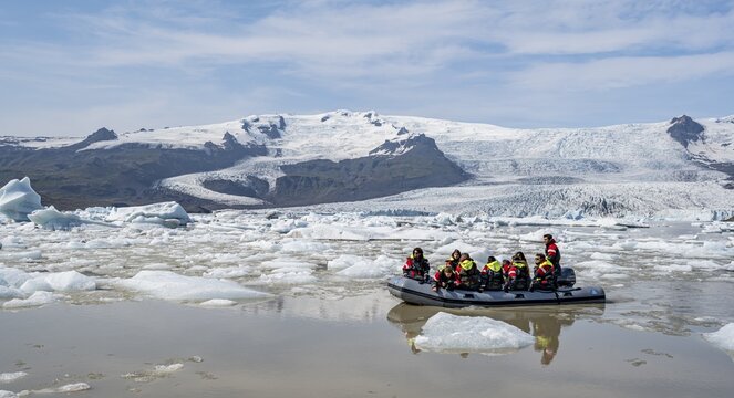 Excursion boat at the Fjalls&aacute;rl&oacute;n ice lagoon, ice floes in front of Vatnaj&ouml;kull glacier, Hornafj&ouml;r&eth;ur, Iceland