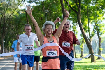 Obraz premium Joyful seniors finishing race photo