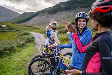 Obraz premium Joyful cyclists exploring scenic landscapes