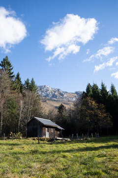 Paysage de montagne avec une cabane non gard&eacute;e