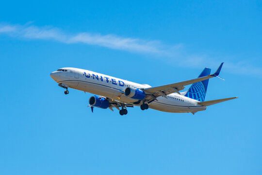 United Airlines Boeing 737-900ER N37420 landing on Boston Logan International Airport, Boston, Massachusetts MA, USA. 