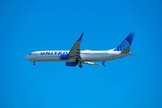 United Airlines Boeing 737-900ER N37420 landing on Boston Logan International Airport, Boston, Massachusetts MA, USA. 