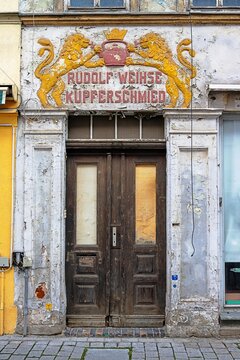 p&ouml;&szlig;neck, deutschland - historische haust&uuml;r mit schriftzug rudolf weihse kupferschmied 