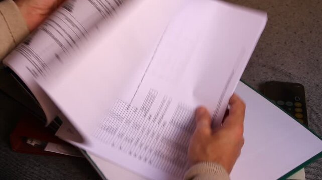 Revisar y buscar en documentos en carpeta archivadora