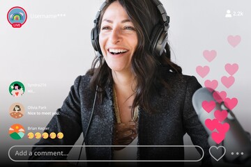 Happy female radio host broadcasting live in a studio © Rawpixel.com