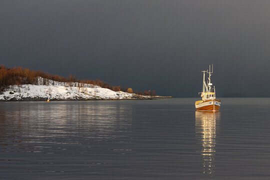 Fisch Kutter auf Senja in der Vika Bucht im Winter.