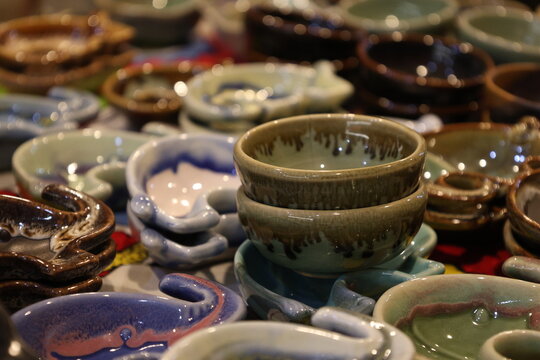 Vaisselle artisanale en c&eacute;ramique expos&eacute;e sur un march&eacute;