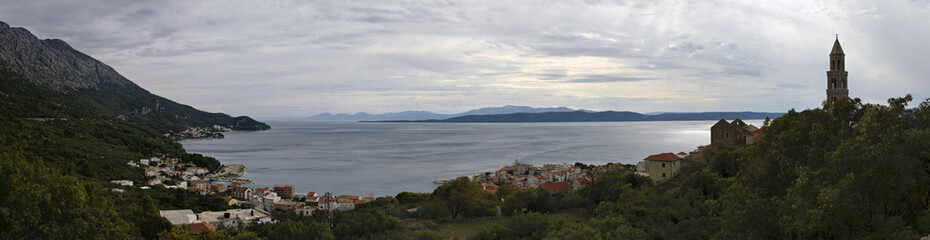 Fototapeta premium Makarska Riviera with a view over Igrane to the Adriatic Sea in cloudy weather in late summer