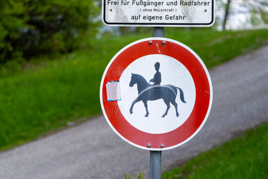 Schild, Hinweis - Frei f&uuml;r Fu&szlig;g&auml;nger und Radfahrer - Auf eigene Gefahr - Pferde und Reiten verboten