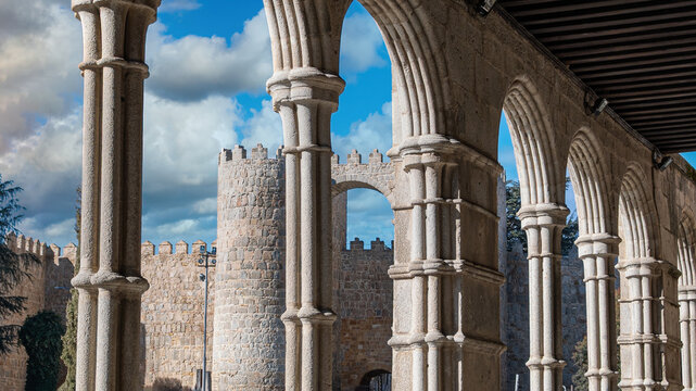 Arcada y soportal de la bas&iacute;lica de los hermanos santos Vicente, Sabina y Cristeta en Avila, Espa&ntilde;a. Con cielo editado