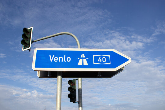 Die Bundesautobahn 40 (A40), Ruhrschnellweg, Richtung Stadt Venlo, Niederlande, (Symbolbild)