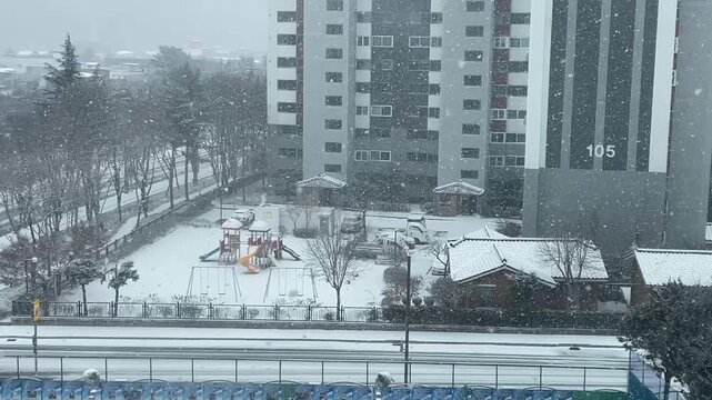 Heavy Snowfall Over a Residential Neighborhood and Playground in Daegu, South Korea 눈 내리는 대구