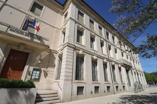 Succursale de la Banque de France, vue de l'ext&eacute;rieur, ville de N&icirc;mes, d&eacute;partement du Gard, France