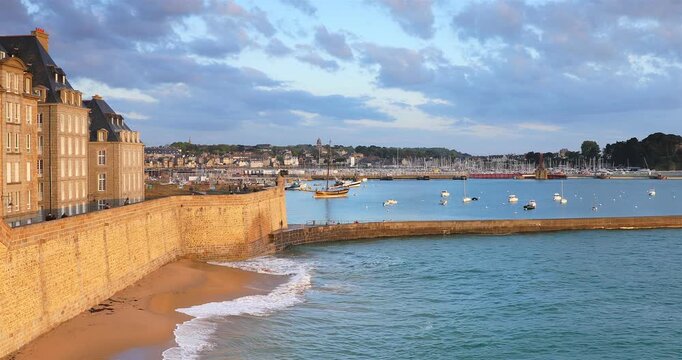 La ville de Saint-Malo en pleine mar&eacute;e haute sous un grand soleil