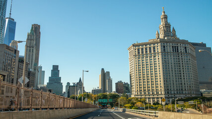 Obraz premium New York City - October 20, 2015: Scenic Drive on Brooklyn Bridge, Connecting Manhattan and Brooklyn Over East River