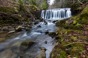 Duży wodospad na górskiej rzece pośród starego lasu © kubikactive
