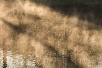 Mgła unosząca się nad rzeką o poranku © kubikactive