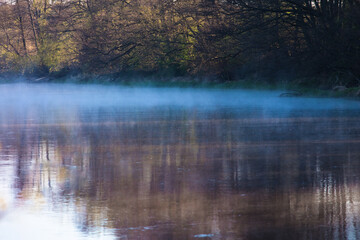 Mgła unosząca się nad rzeką o poranku © kubikactive