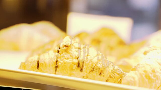 Croissant Auswahl mit verschiedenen F&uuml;llungen Sch&auml;rfenverlagerung in B&auml;ckerei Auslage Fr&uuml;hst&uuml;ck und Snack Konzept