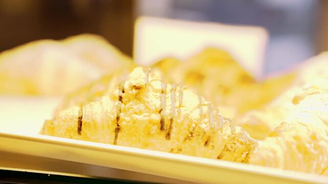 Sch&auml;rfenverlagerung &uuml;ber verschiedene Croissants mit Schokolade Marmelade und Butter in B&auml;ckerei Auslage Nahaufnahme