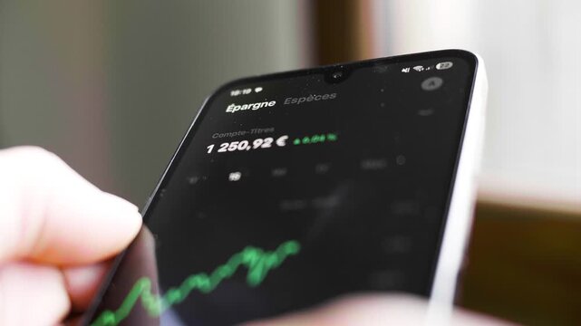 Trading, Bitcoin, crypto, monnaie, t&eacute;l&eacute;phone, smartphone, ordinateur portable, portable, forex, actions, contras &agrave; termes, indices obligation, &eacute;conomie, contr&ocirc;ler, technologie, tv, recul&eacute;, main, diver