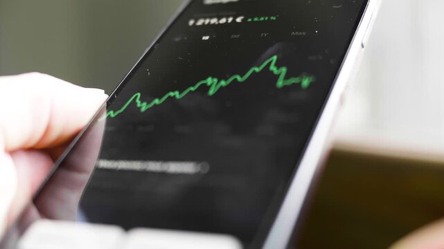 Trading, Bitcoin, crypto, monnaie, t&eacute;l&eacute;phone, smartphone, ordinateur portable, portable, forex, actions, contras &agrave; termes, indices obligation, &eacute;conomie, contr&ocirc;ler, technologie, tv, recul&eacute;, main, diver