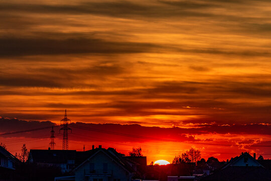 Strommasten einer &Uuml;berlandleitung im Sonnenuntergang