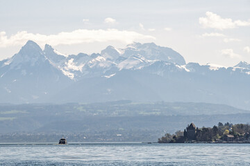 Panorama des Dents du Midi enneigées au-dessus du lac Léman. © Pyc Assaut
