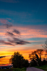 Fototapeta premium Bunter Wolkenhimmel nach Sonnenuntergang