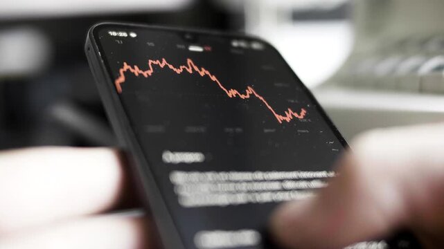 Trading, Bitcoin, crypto, monnaie, t&eacute;l&eacute;phone, smartphone, ordinateur portable, portable, forex, actions, contras &agrave; termes, indices obligation, &eacute;conomie, contr&ocirc;ler, technologie, tv, recul&eacute;, main, diver