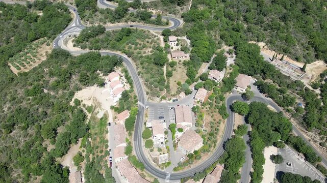 Des voitures circulant sur une route de montagne