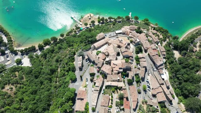 Vue a&eacute;rienne d'un village du sud de la France
