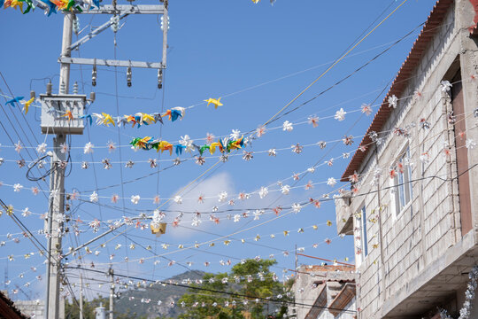 decoraci&oacute;n de calle pintoresca en pueblo m&aacute;gico de m&eacute;xico