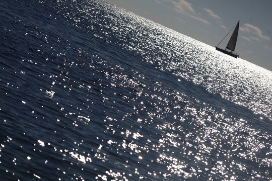 Tilt view of the horizon over the sea
