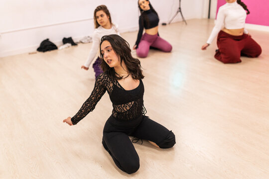 Women practicing dance positions in studio class